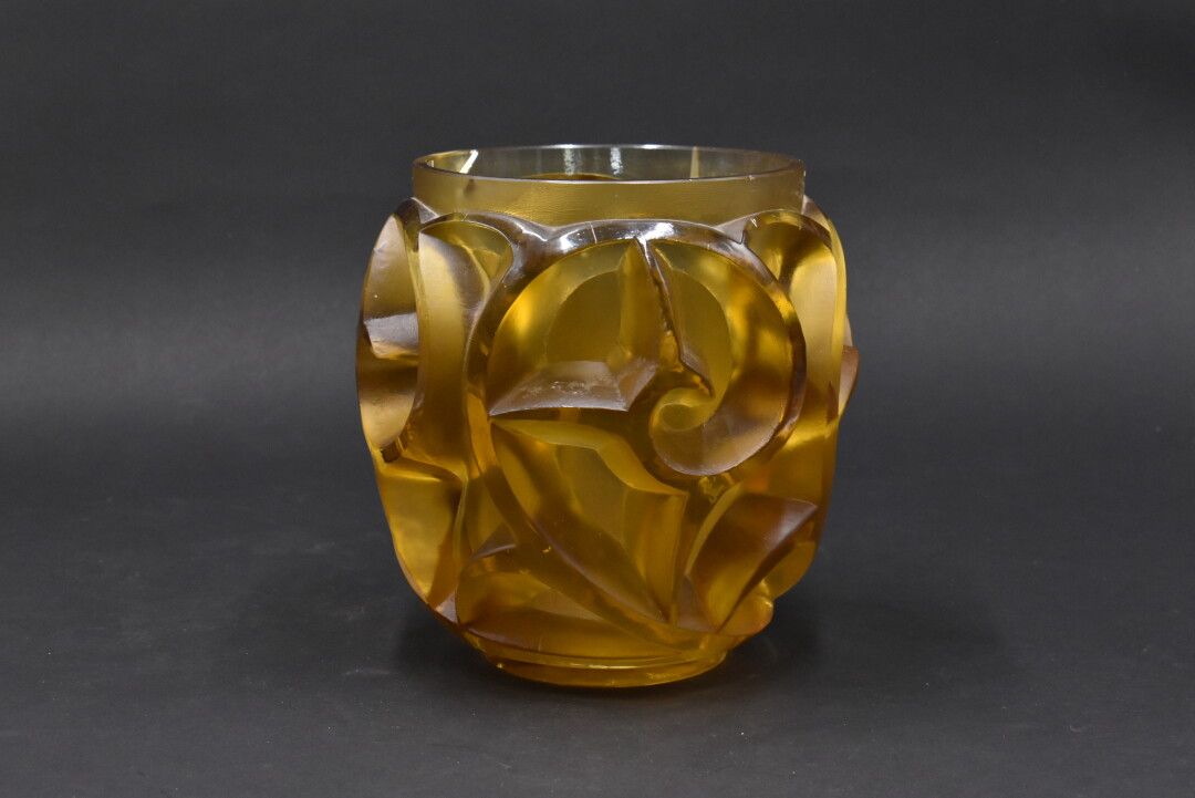 Null René LALIQUE (1860-1945). Vase "Tourbillons", auch "Volutes en relief" gena&hellip;