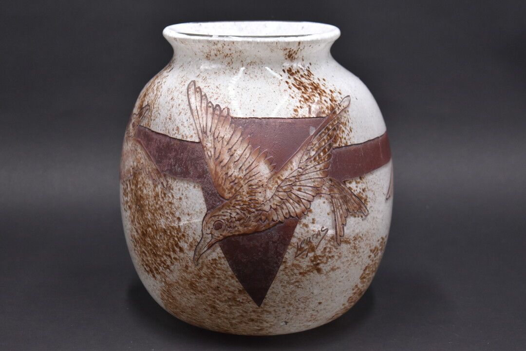 Null LEGRAS. Eine große kugelförmige Vase mit dreieckigem Körper und rundem Hals&hellip;