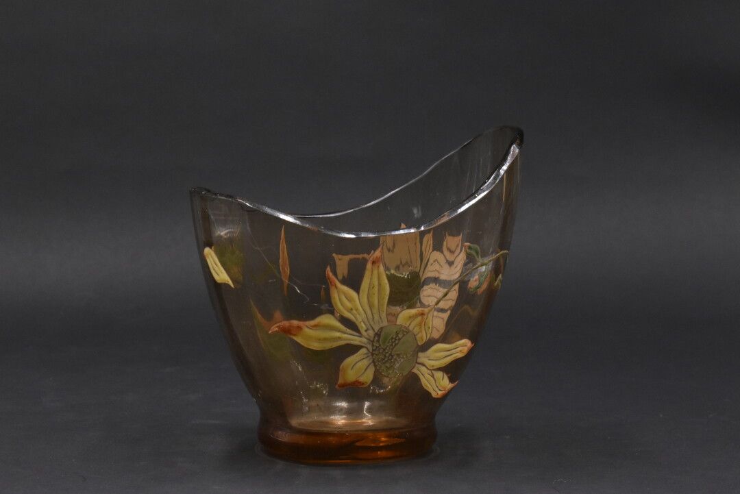 Null 埃米尔-加勒（1864-1904）。杯子有一个不对称的卵形体，在一个膨胀的脚跟上。琥珀色略带棱纹的玻璃证明，厚重的多色珐琅装饰，简单的铁线莲。底座下有&hellip;
