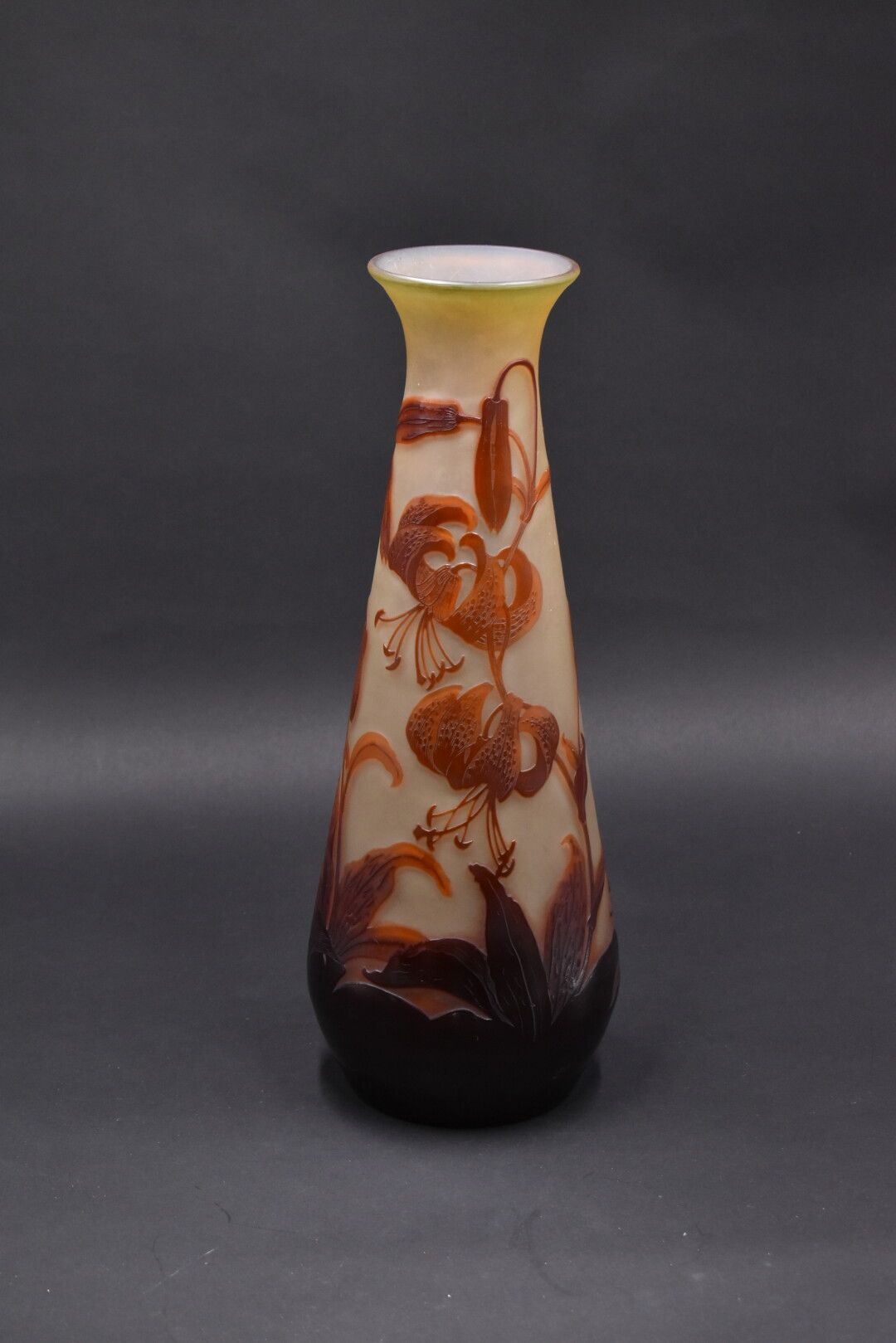 Null ETABLISSEMENTS GALLE (1904-1936).大型圆锥形花瓶，颈部敞开。橙棕色多层玻璃中的证明，在黄色的玻璃上。

黄色背景。虎皮&hellip;