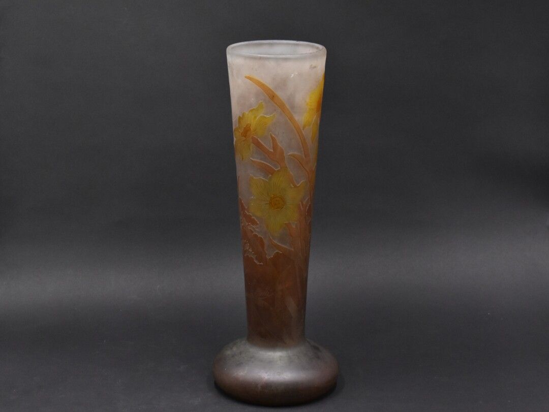 Null etablissements galle (1904-1936).圆锥形的花瓶，底座隆起。黄色和橙色的多层玻璃在白色的基础上

白色背景。水仙花的装饰&hellip;