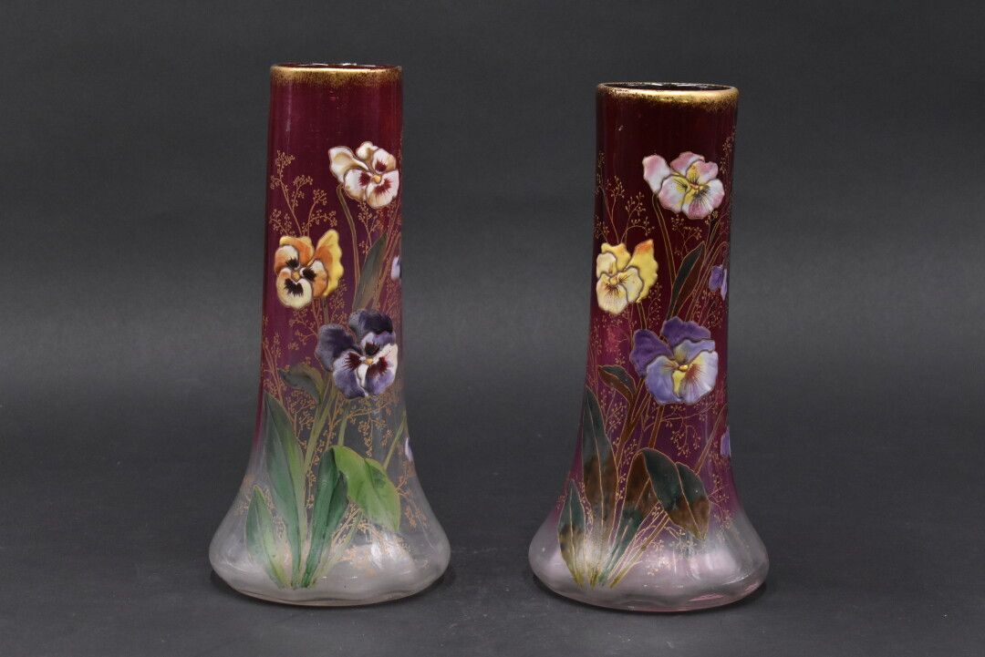 Null MONTJOIE - SAINT DENIS. Zwei röhrenförmige, gerillte Vasen auf konischem So&hellip;