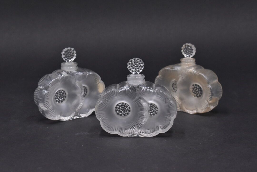 Null lalique水晶。一套三个 "Deux Fleurs "水壶，创作于1935年，白色压制缎面和明亮的水晶。签名。高度：9厘米。脏污。



参考书目&hellip;