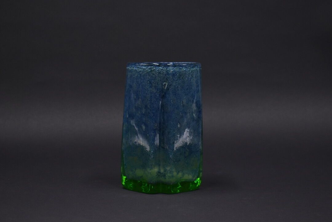 Null LAVORO FRANCESE. Un vaso in vetro a bolle verde e blu con corpo quadrangola&hellip;