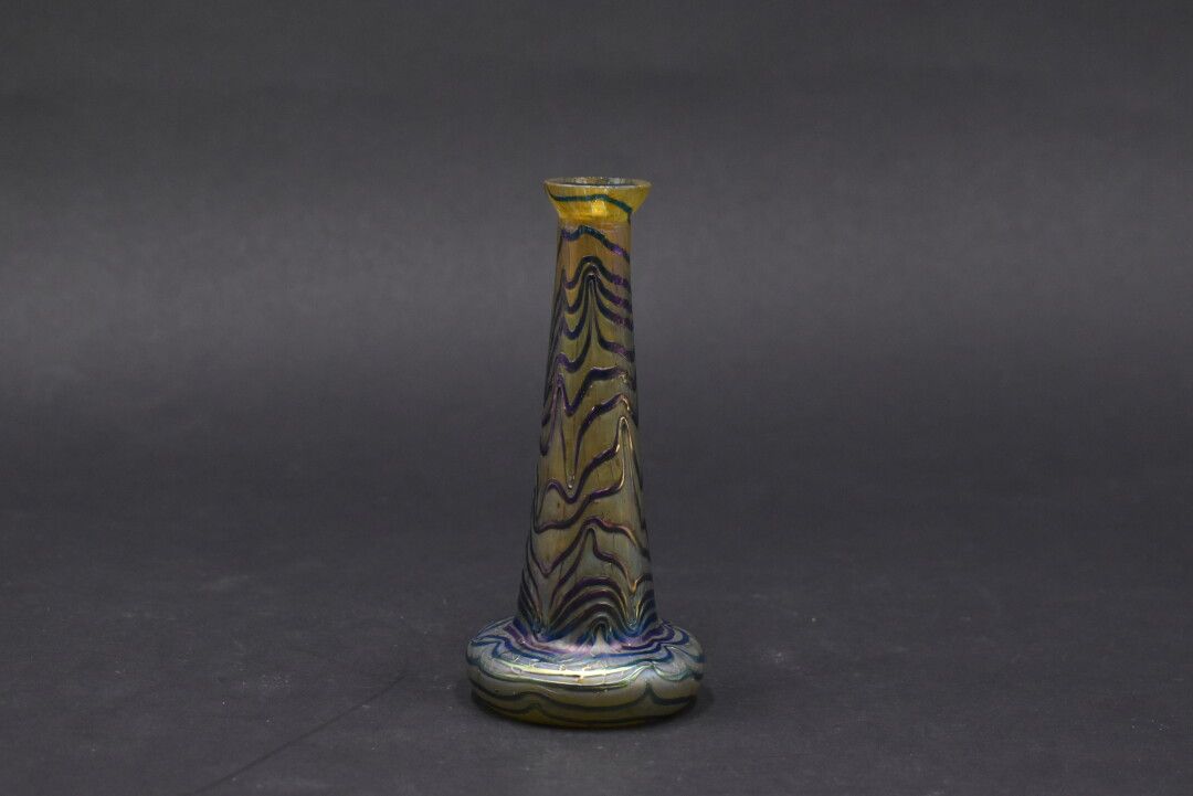 Null LOETZ (attribué à). Vase conique sur base renflée en verre vert irisé de ru&hellip;