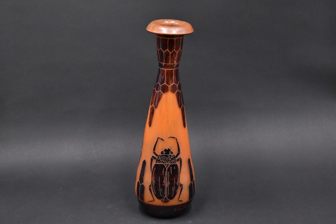Null 法国玻璃。一个圆锥形的花瓶，颈部下垂。双层棕色玻璃证明，橙色背景，酸蚀的scarabees。在装饰和Berlingot下签名。高度：。38厘米。


&hellip;