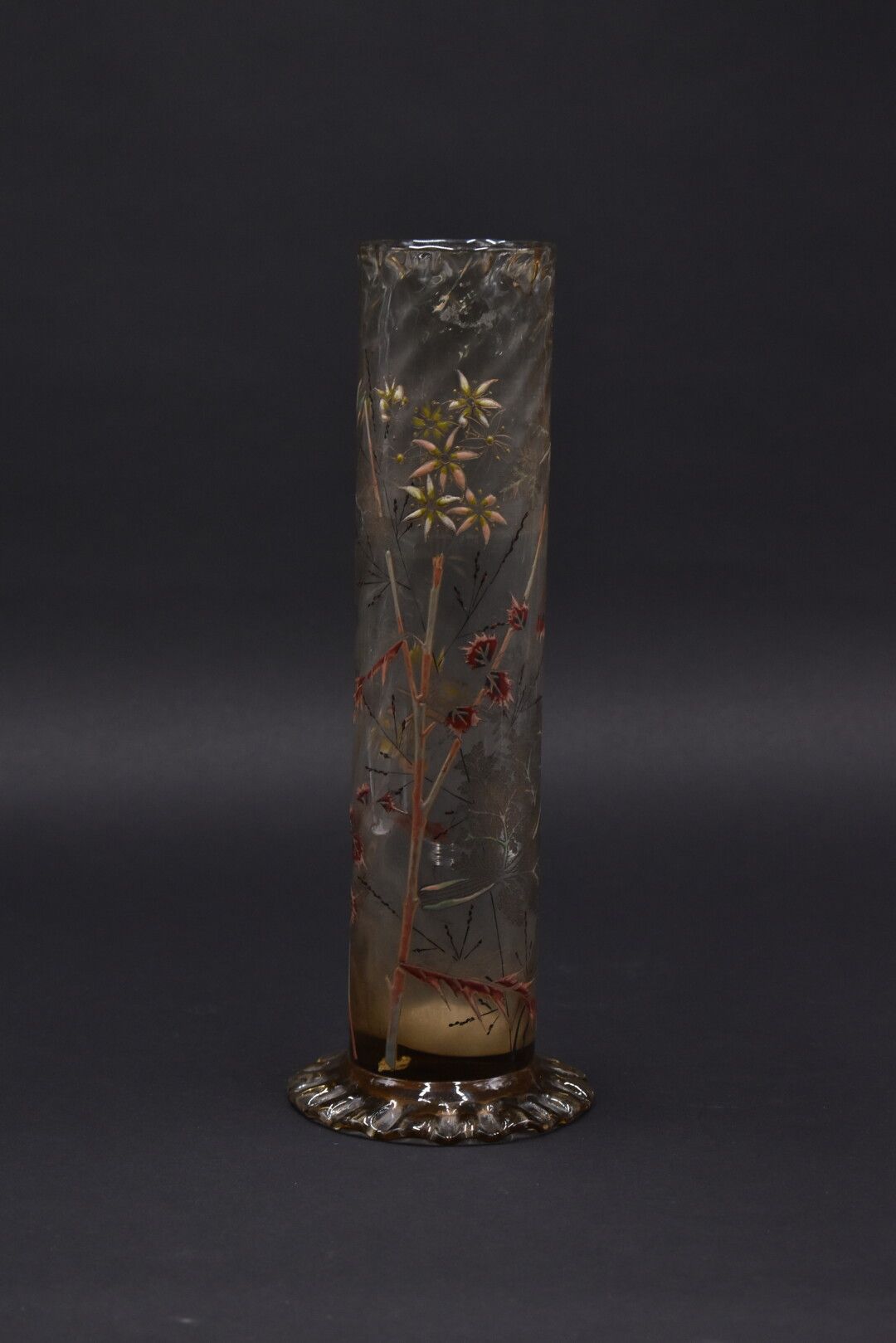 Null 埃米尔-加勒（1864-1904）。扭曲的管状花瓶在一个圆形的热塑底座上，有一个多叶的颈部。琥珀色玻璃中的证明，带有厚厚的多色珐琅和叶子和花朵的镀金。&hellip;