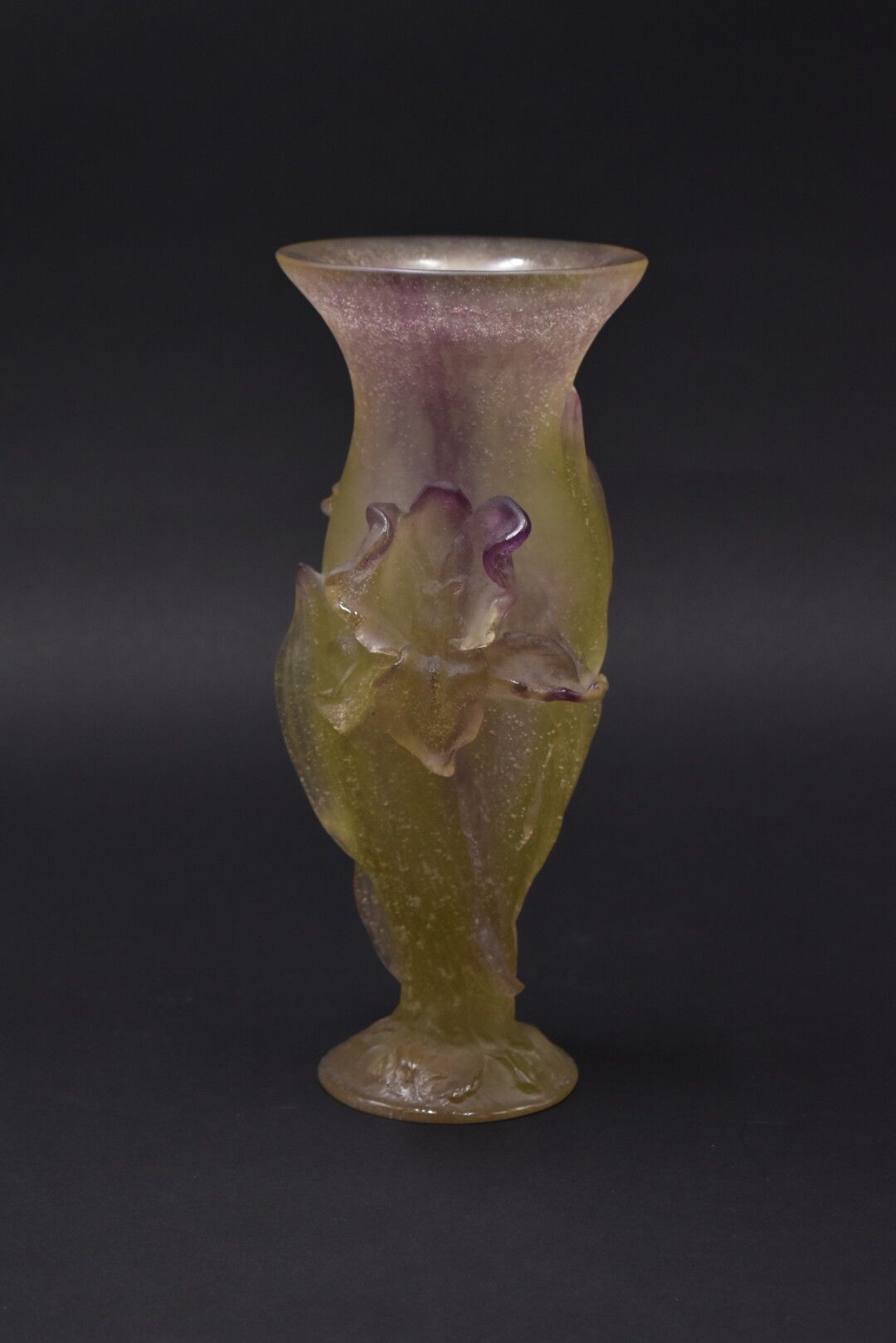 Null DAUM - NANCY. "Iris". Vase en pâte de verre violet et jaune. Signé. Hauteur&hellip;