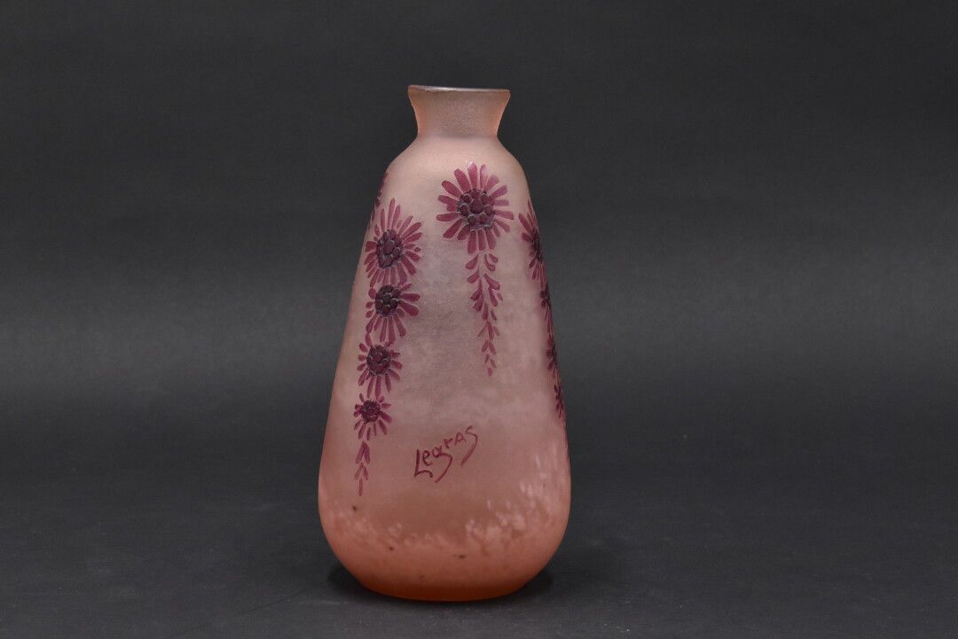 Null LEGRAS。卵形的花瓶，有一个小圆锥形的脖子。粉红色混合玻璃证明，磨砂背景上有紫色珐琅的花卉装饰（颈部有小缺陷）。在装饰中签名。高度：215厘米。(&hellip;