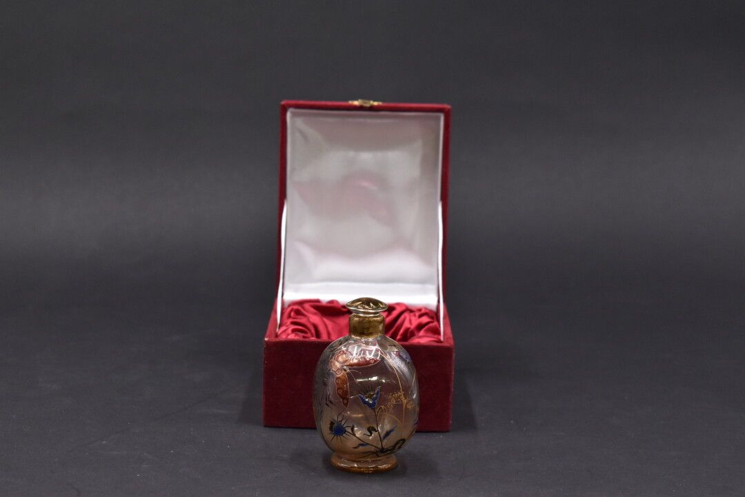 Null 埃米尔-加勒（1864-1904）。方形截面的球形瓶，置于基座上，颈部为环形，有原来的盖子。白色玻璃证明，有厚厚的多色珐琅装饰，在蓟草的背景上有一只蝴&hellip;