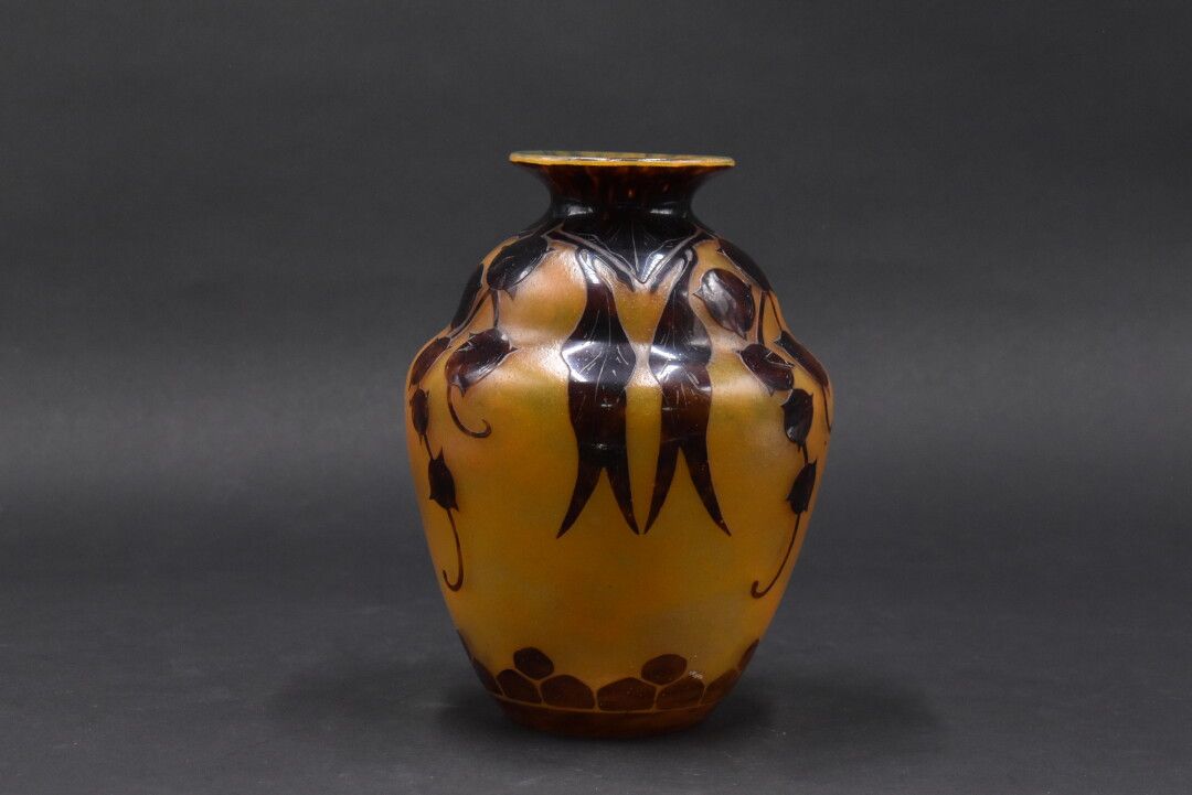 Null 法国玻璃。一个圆锥形的花瓶，颈部呈圆锥形。棕色大理石花纹玻璃，黄橙色底，证明。桉树用浮雕法刻成的酸。签名：berlingot。高度：20,5厘米。底部&hellip;