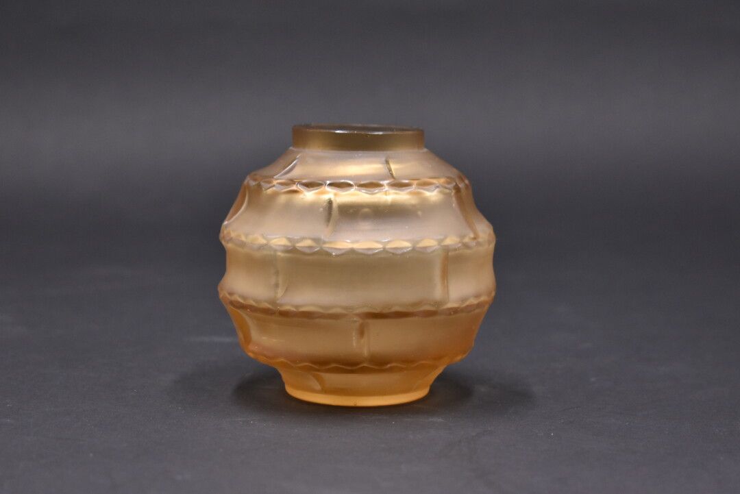 Null André HUNEBELLE (1896 - 1985).Vase sphérique cranté en verre ambré moulé pr&hellip;