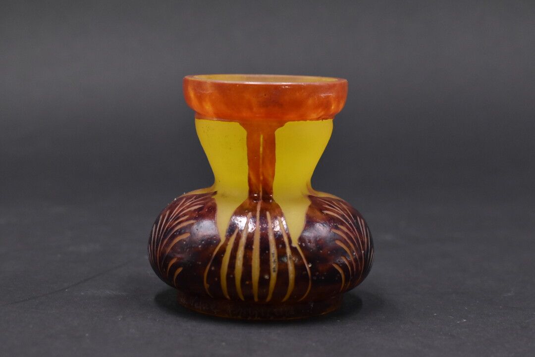 Null FRANZÖSISCHES GLAS. Kugelförmige Vase mit konischem Hals. Proof in orange u&hellip;