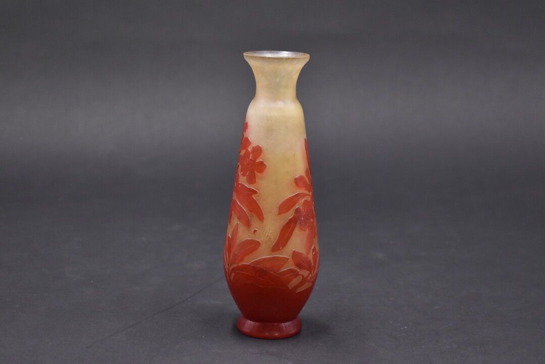 Null ETABLISSEMENTS GALLE (1904-1936). Eiförmige Vase mit konischem Hals auf ein&hellip;