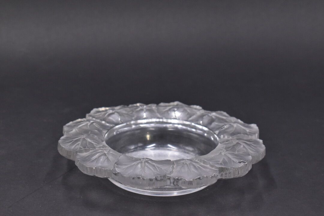 Null lalique水晶。Honfleur "杯，创建于1949年，采用白色缎面处理和抛光压制的水晶（边缘有缺口）。没有签名。高度：5厘米，直径：22厘米。&hellip;