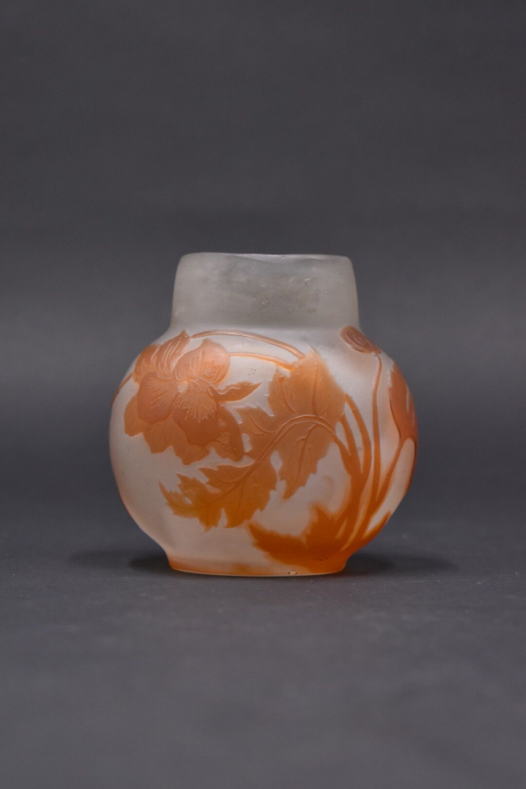 Null etablissements galle (1904-1936).球形花瓶，管状颈部。白色背景上的橙色内衬玻璃证明。花卉装饰用浮雕的方式刻上酸。签名。&hellip;