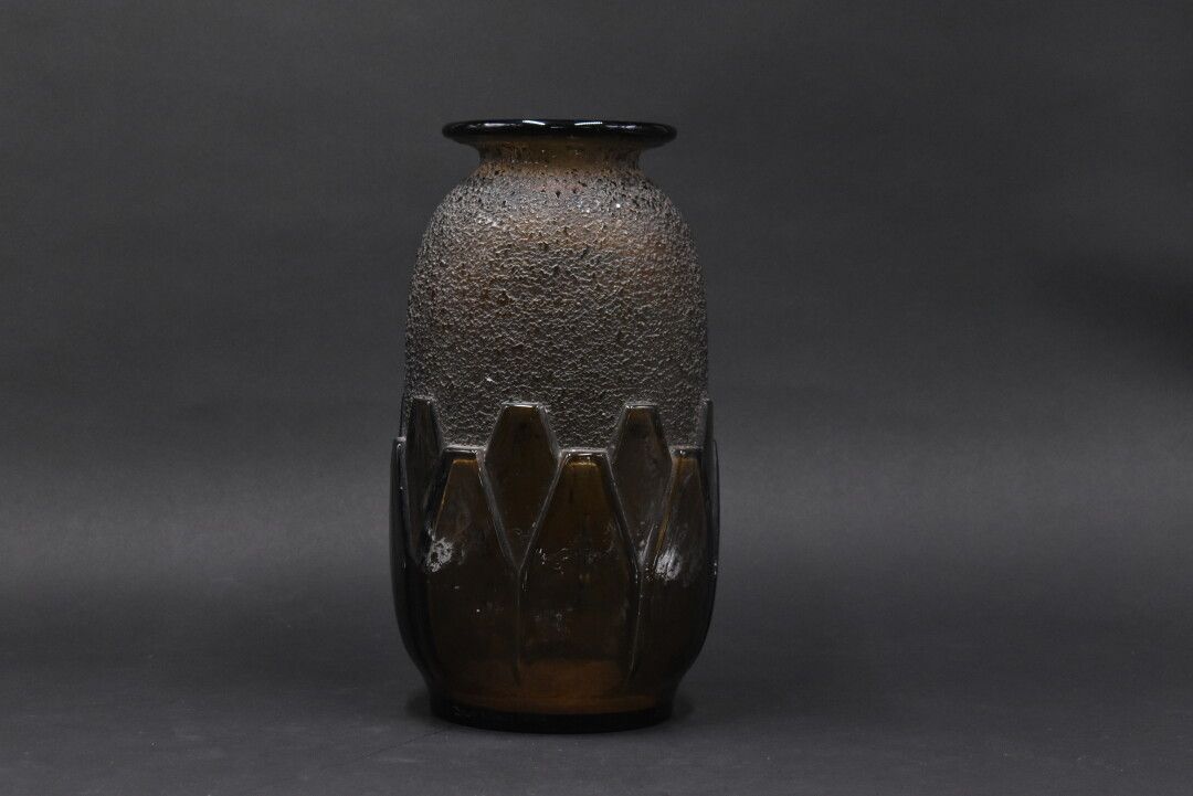 Null DAUM - NANCY. Vase ovoïde à col conique. Épreuve en cristal ambre fonce à p&hellip;
