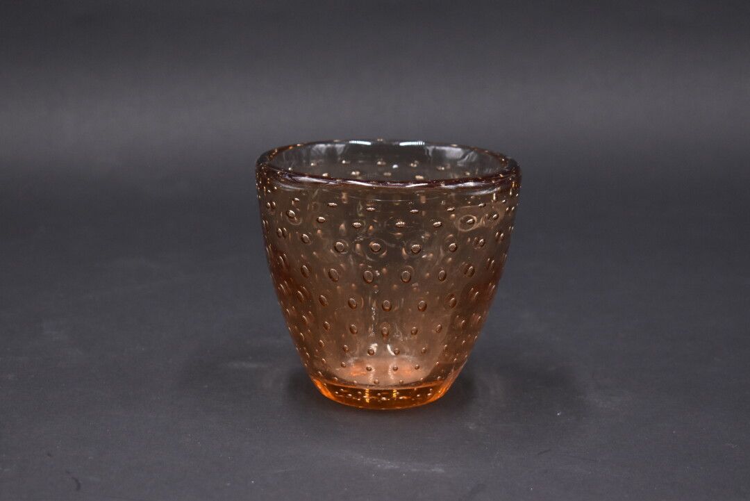 Null DAUM - NANCY. Vase conique en cristal ambré bullé. Signé. Hauteur: 11 cm.

&hellip;