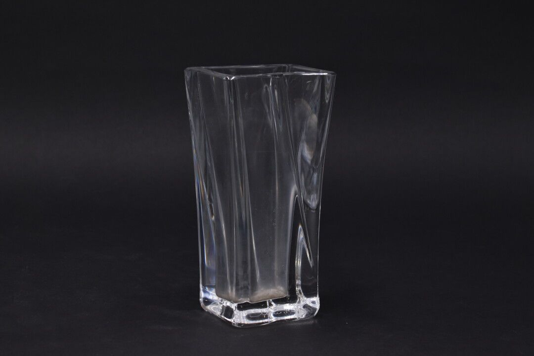 Null DAUM - NANCY.Quadrangular white crystal vase. Signed. Height: 16,5 cm. Smal&hellip;