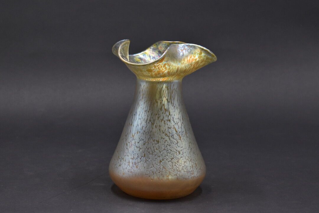 Null LOETZ. Vase conique à col polylobé modelé à chaud. Épreuve en verre irisé j&hellip;