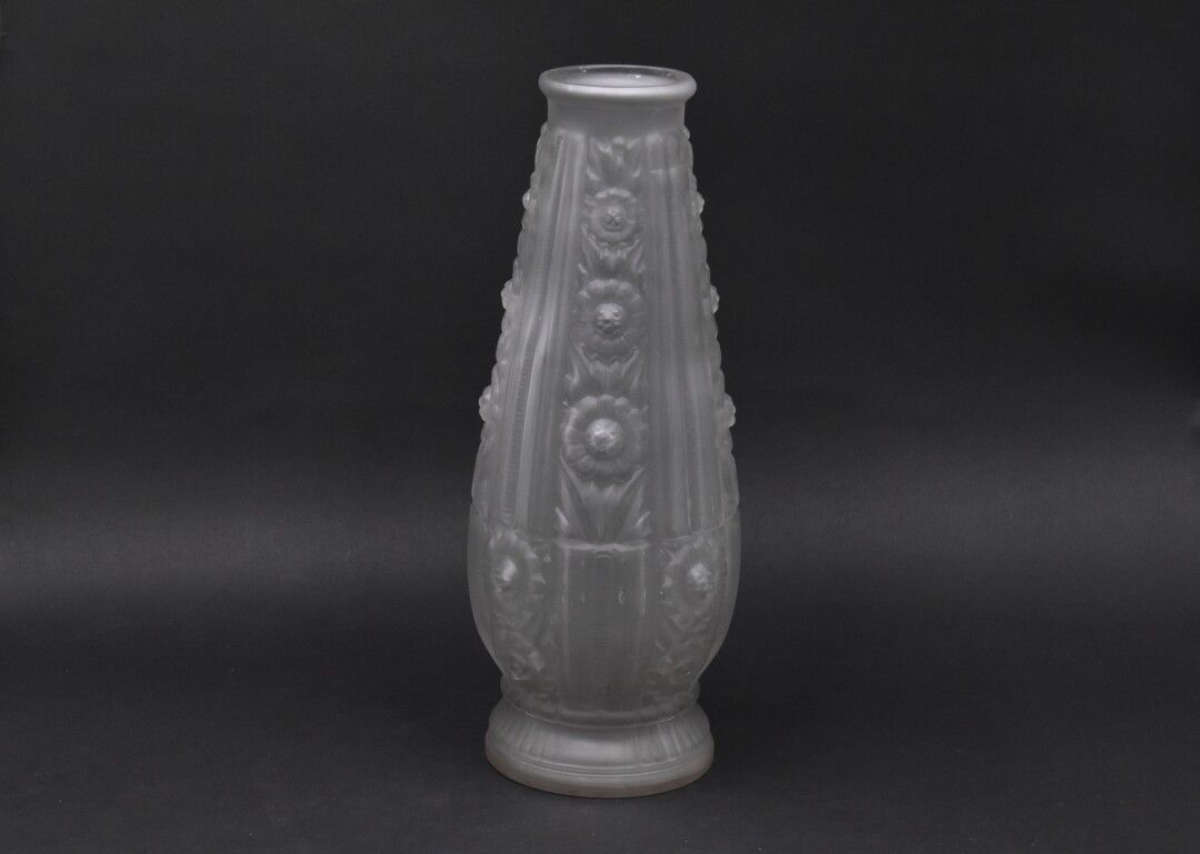Null etablissements leune (1900 - 1930).卵形花瓶，圆锥形瓶跟，开放式瓶颈，由白色模制玻璃压制而成。

风格化的花卉装饰（&hellip;