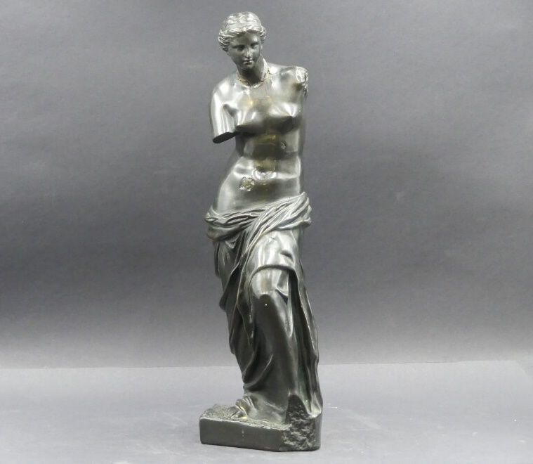 La Vénus de Milo 米洛的维纳斯》。仿古后的青铜重塑。高度：45厘米。 头部发生意外。