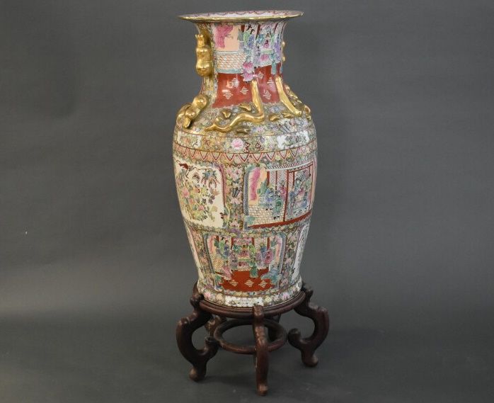 CHINE. Important vase potiche 中国。大瓷瓶，应用人物和图形的多色装饰。=.高度：92厘米。在其基础上。