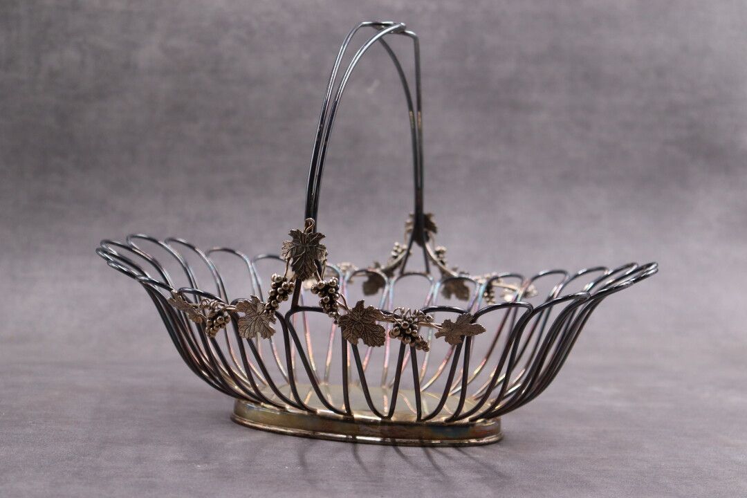 CORBEILLE 一个925银的篮子，有镂空的轮廓，手柄上有葡萄和藤叶的装饰。高度：24.5厘米 重量：900克