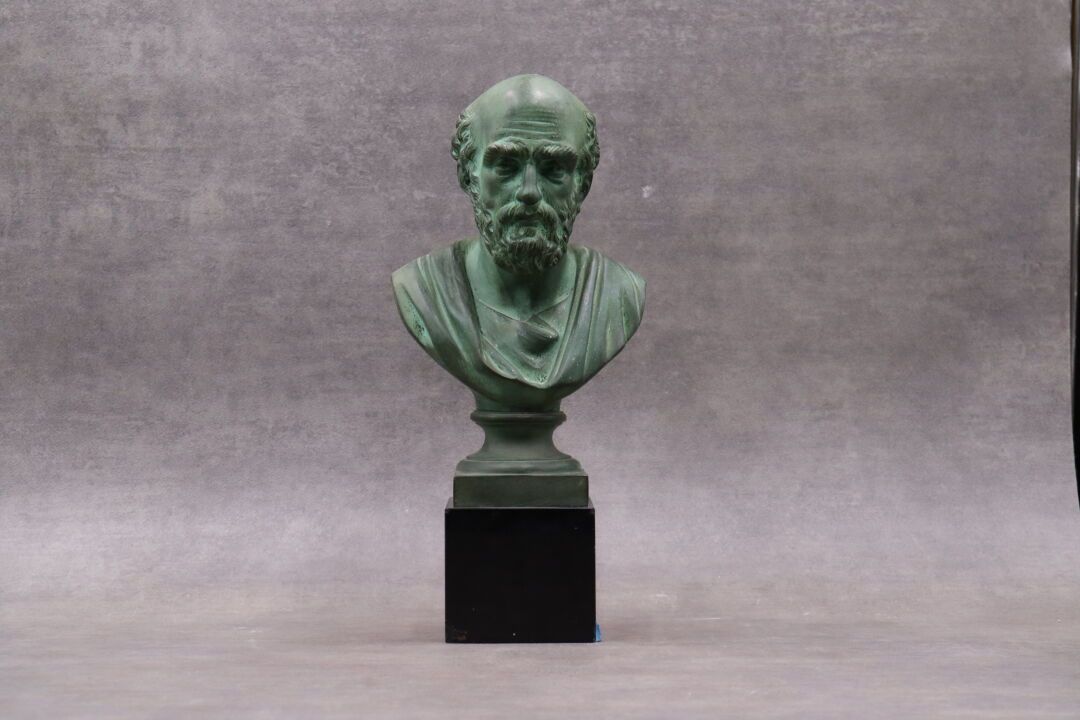 BUSTE A bronze bust with green patina on a black marble base representing an anc&hellip;