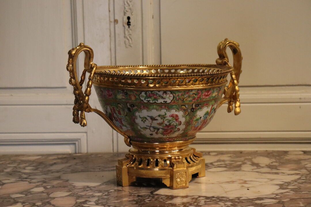 CHINE Canton China CANTON.一个多色瓷杯，装饰着宫廷的场景，在一个丰富的凹槽和鎏金铜框中。19世纪。尺寸：25 x 42 x 33 厘米