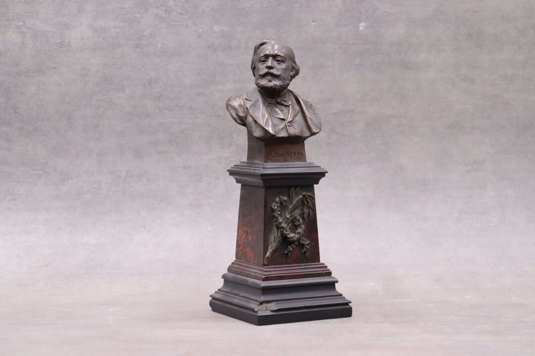 Victorien Antoine Bastet (1853-1905) 维克多-安托万-巴斯泰（1853-1905）。甘贝塔的半身像。大理石柱子上有棕色铜锈的&hellip;