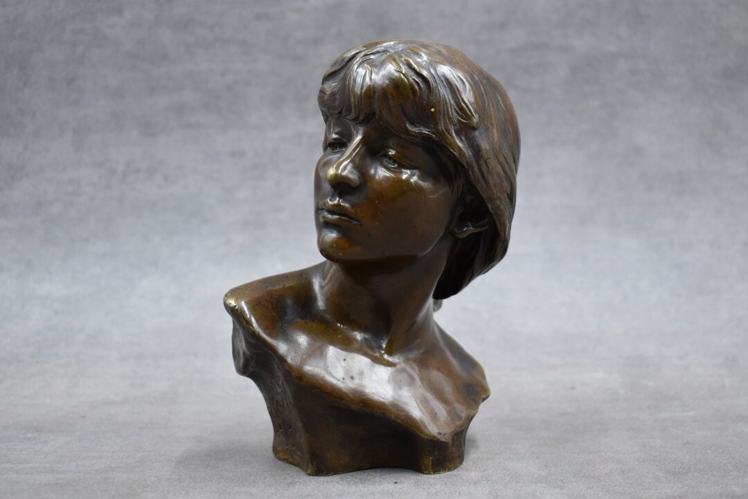 Jean-Antoine INJALBERT (1845-1933) 让-安托万-英雅尔贝特（1845-1933）。一个女人的半身像。青铜，带有棕色的铜锈。由创&hellip;