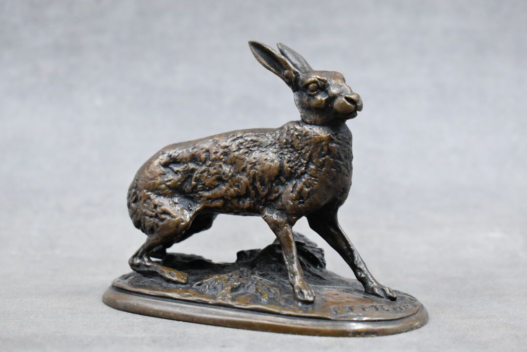 Pierre-Jules Mene (1810-1879) 皮埃尔-朱尔-梅内（1810-1879）。兔子。青铜色，带有金色的铜锈。在露台上签名。尺寸：9 x &hellip;