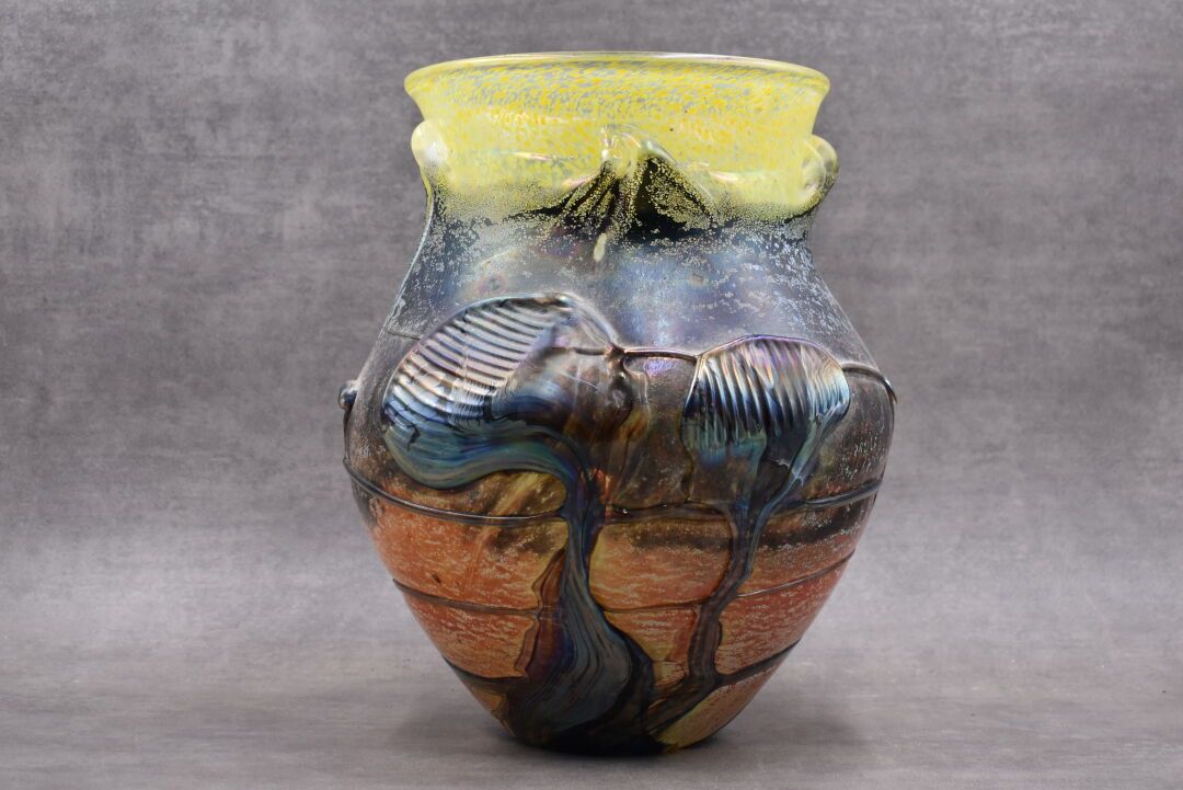 Jean-Claude NOVARO (1943-2015) 让-克劳德-诺瓦罗（1943-2015）。大型多色吹制玻璃花瓶。底座下有签名。高度：33.5厘米