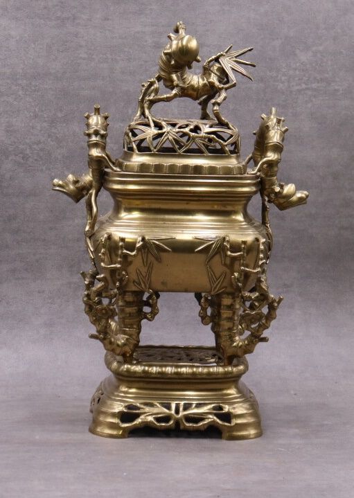 JAPON. Brûle-parfum JAPAN. Gilt metal perfume burner with openwork bamboo branch&hellip;