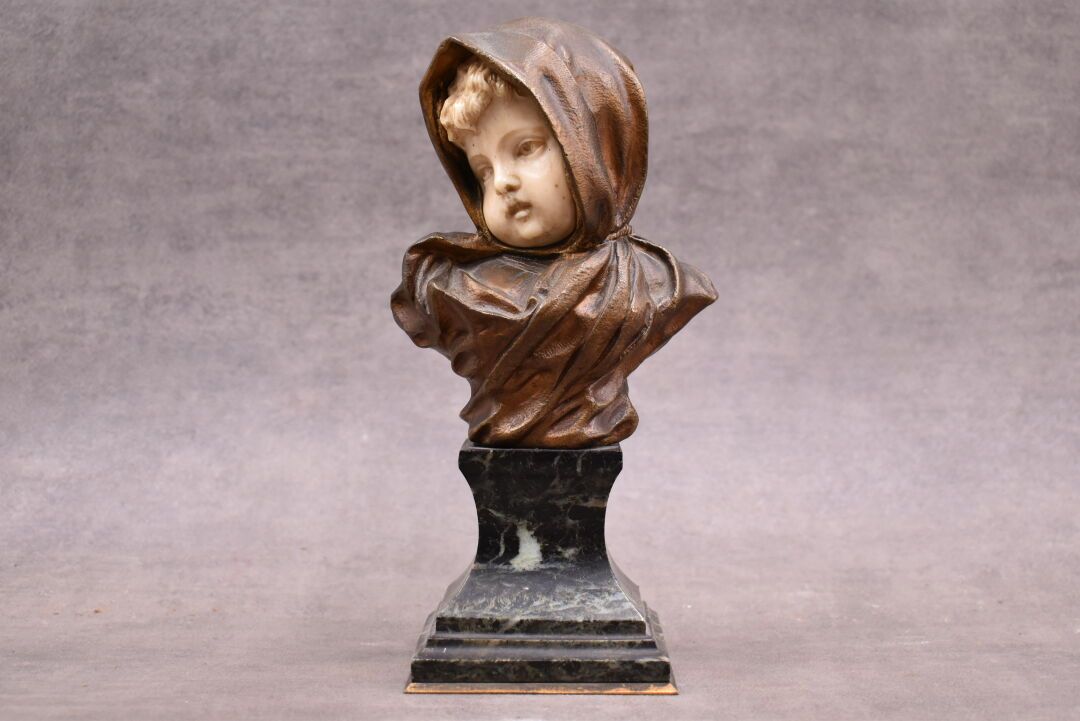 Buste de chérubin Busto querubínico en bronce criselefantino con pátina marrón. &hellip;