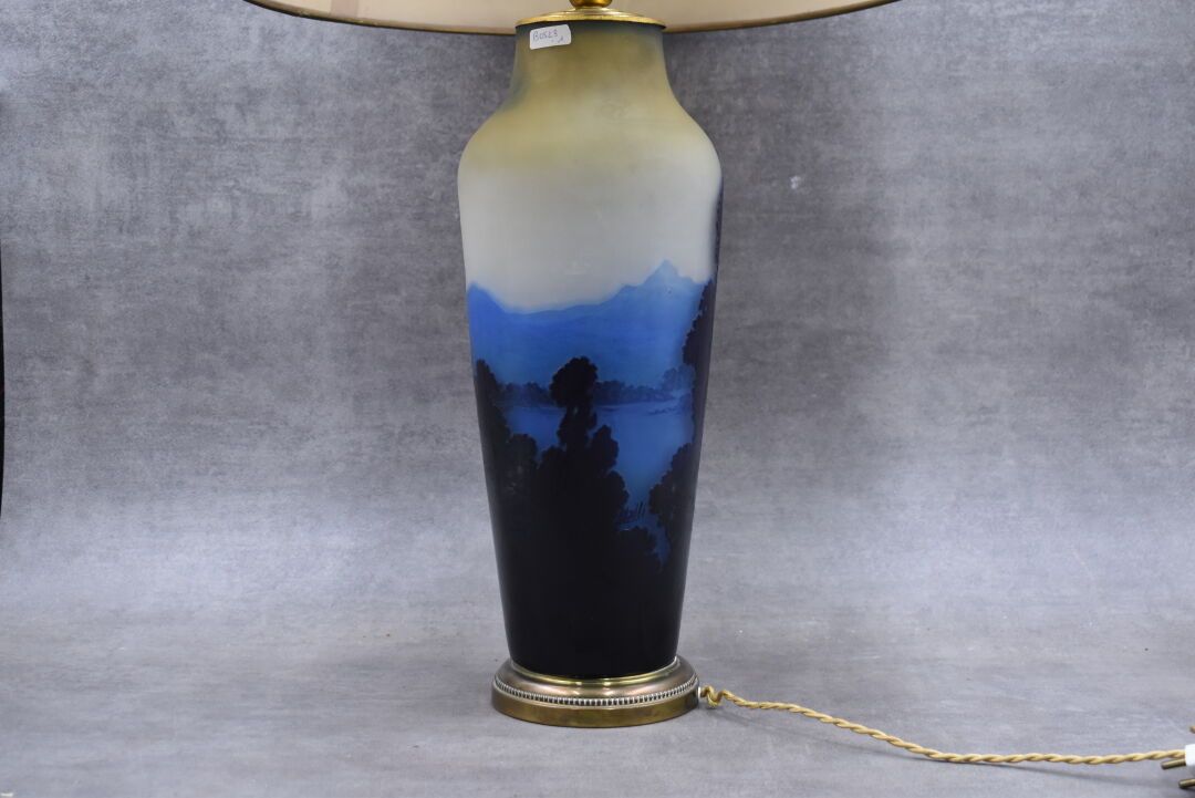 ÉTABLISSEMENT GALLÉ 建立GALLE。玻璃装潢的花瓶，带有蓝色的风景。签名。高度：37厘米