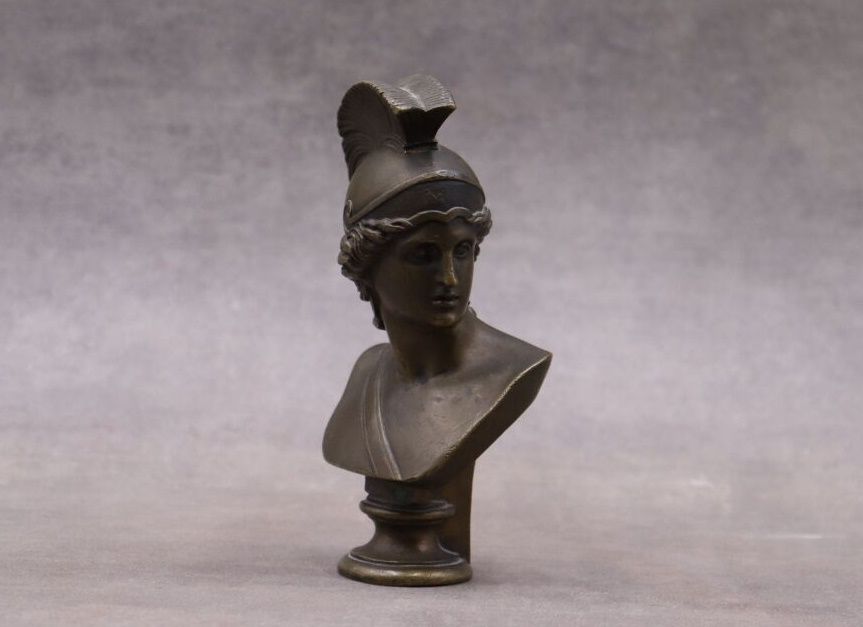 Buste de femme casquée à l'Antique Un busto in bronzo con patina dorata di una d&hellip;