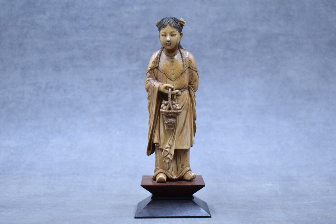 Null CHINE. Femme au panier en ivoire sculpté, socle en bois. Circa 1900. Hauteu&hellip;