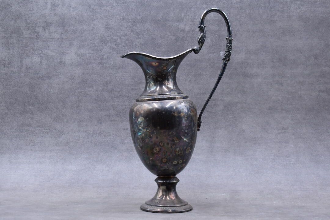 Aiguière en métal argenté Silver plated ewer, swan-shaped handle, pedestal. Heig&hellip;