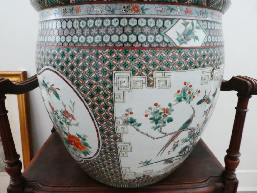 CHINE CINA. Grande vaso da pesca in porcellana. XIX secolo. Crepa e riparazione.