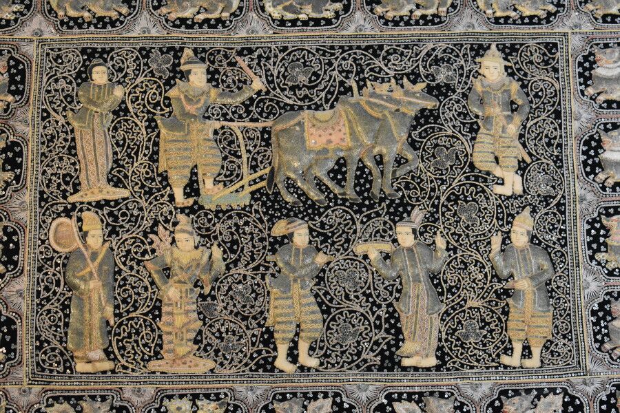 INDE 印度。挂毯上精细地绣着字符和镶嵌物。尺寸：104 x 146 cm 按原样。