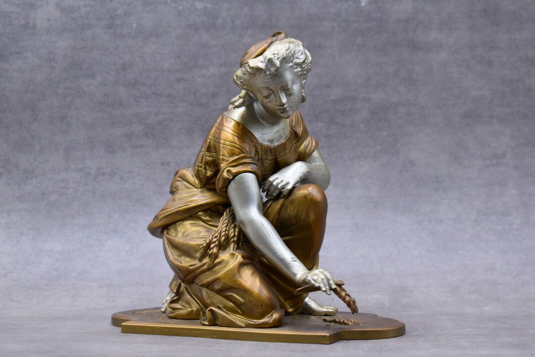 MOREAU 莫罗。拿着麦穗的女人。带有银色和金色铜锈的青铜钟。在露台上签名。尺寸：23.5 x 23.5 x 11.5厘米