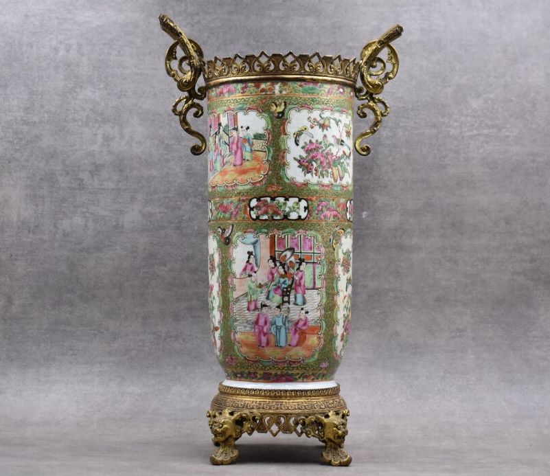 CHINE-Canton 中国-坎顿。瓷质卷轴花瓶，有宫廷场景和鸟类的保留装饰。装在一个有凹槽和镀金的青铜框架里。高度：51厘米 颈部直径：19厘米