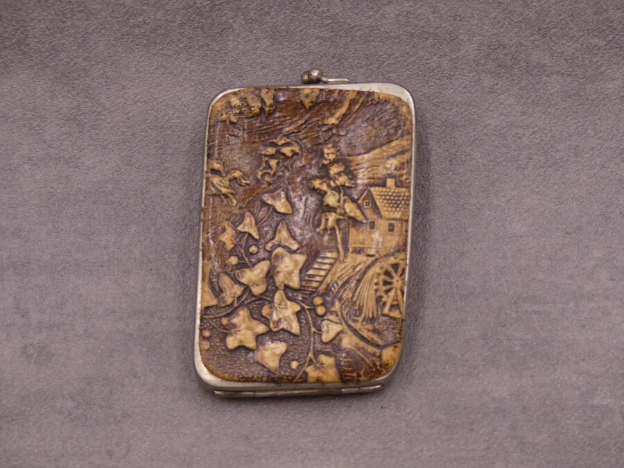 Porte monnaie. 金属和压花皮革零钱包，有乡村风景。尺寸：9 x 6 cm