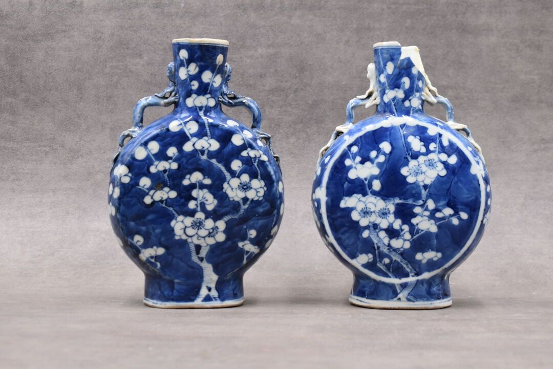 CHINE 中国。一对饰有蓝色梅花的瓷质葫芦花瓶。在底座下做了标记。高度：22厘米。颈部直径：5厘米。其中一个颈部受损。