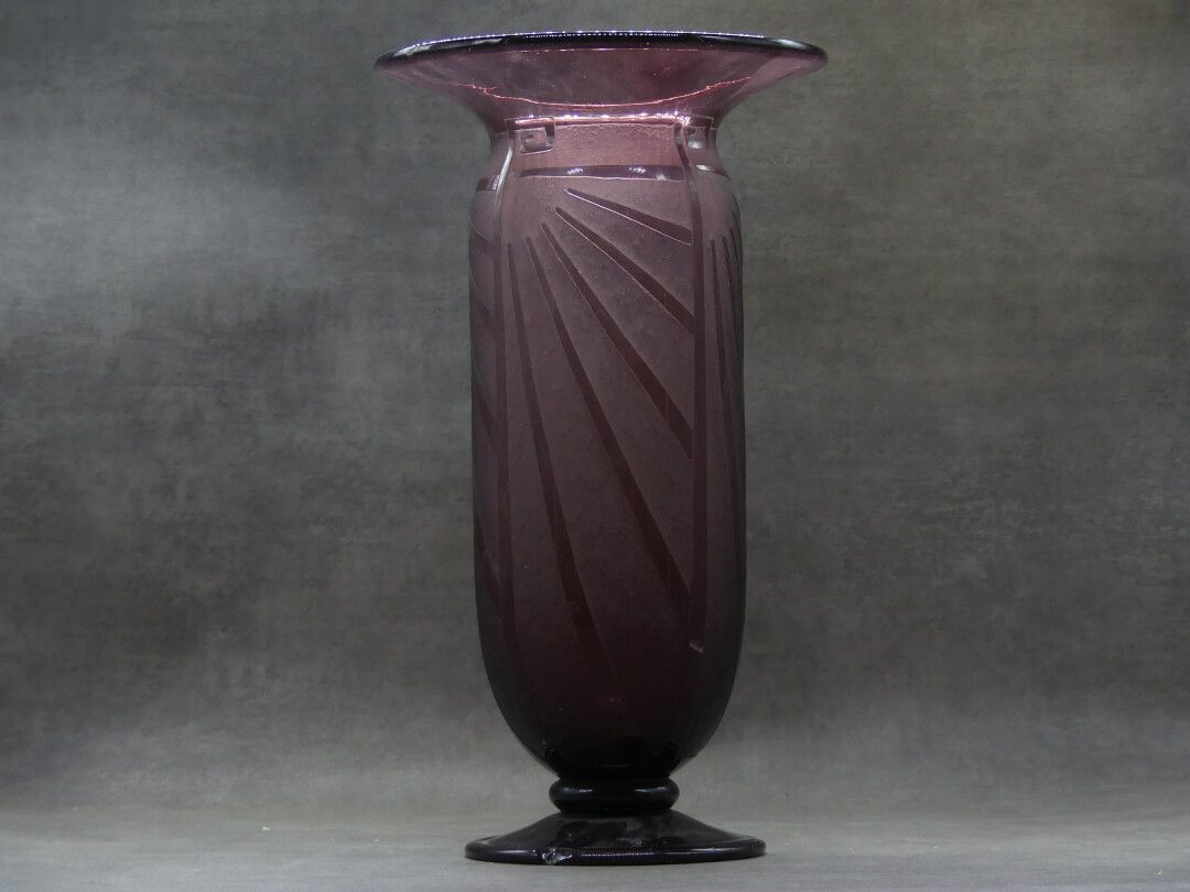 SCHNEIDER 施耐德。粉红色玻璃花瓶，磨砂几何装饰，酸蚀处理。底座上有签名。高度：44厘米。脚上有一个芯片。