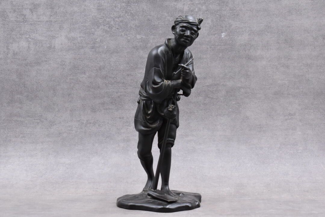 JAPON GIAPPONE. Fumatore di pipa in bronzo con patina nera. Altezza: 32 cm