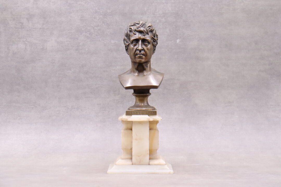 Buste de Rouget de Lisle 罗格-德-利斯勒的半身像，青铜质地，带有棕色的铜锈，底座为雪花石。高度：32厘米
