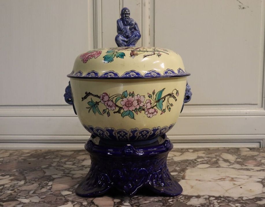 GIEN 吉恩。重要的饭碗，日本的装饰，多色陶瓷底座，圣人形状的马格特。约1870年。总高度：50厘米 直径：35厘米。小碎片。